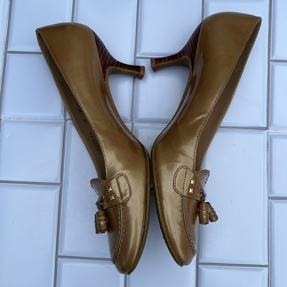 STUART WEITZMAN Champagne Gold Patent Leather Tassel Pumps Size 8M Kitten Heel - Picture 6 of 14
